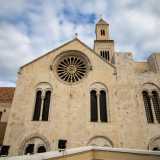 ...le bifore romaniche, l�alto campanile e persino ci� che resta del suo secondo campanile, che venne amputato nel 1613 a causa di un forte terremoto